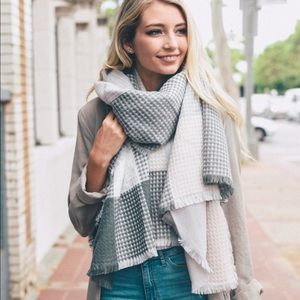 Cozy grey tone scarf for fall 🍂